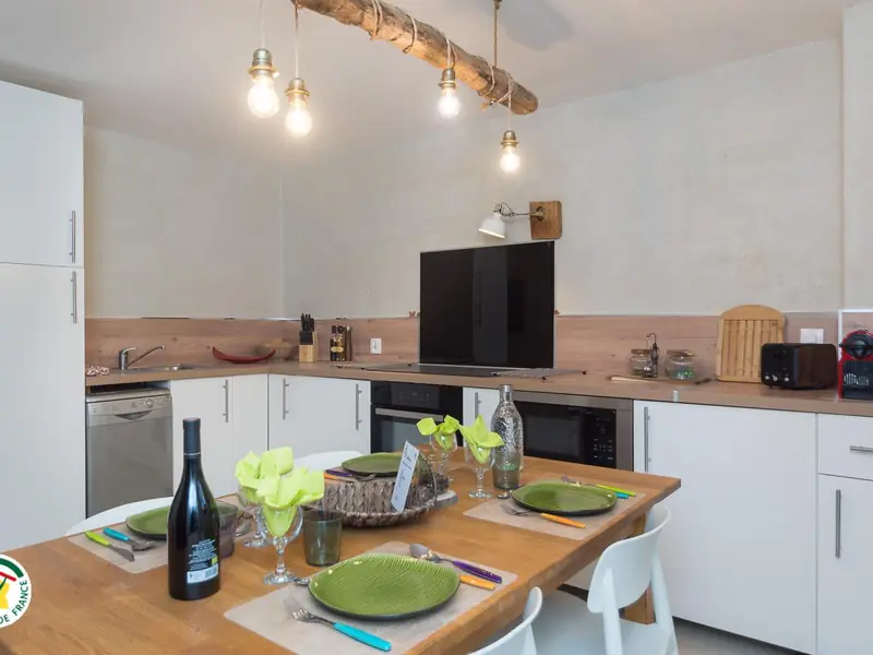 La cuisine équipée du gîte : four, lave-vaisselle et cafetière expresso